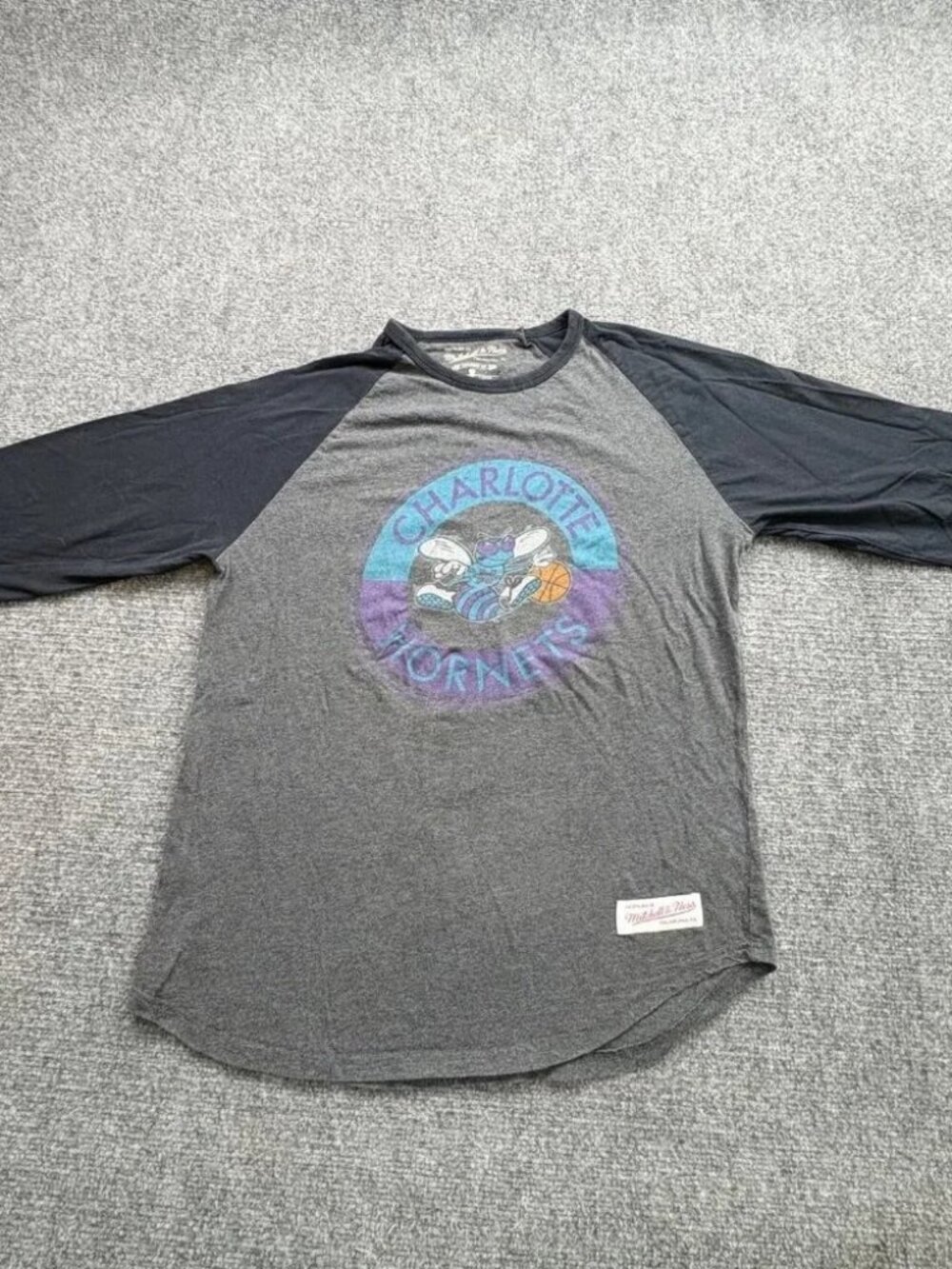 Mitchell & Ness Charlotte Hornets T Shirt‎ Mens L Distressed Grunge Raglan Tee